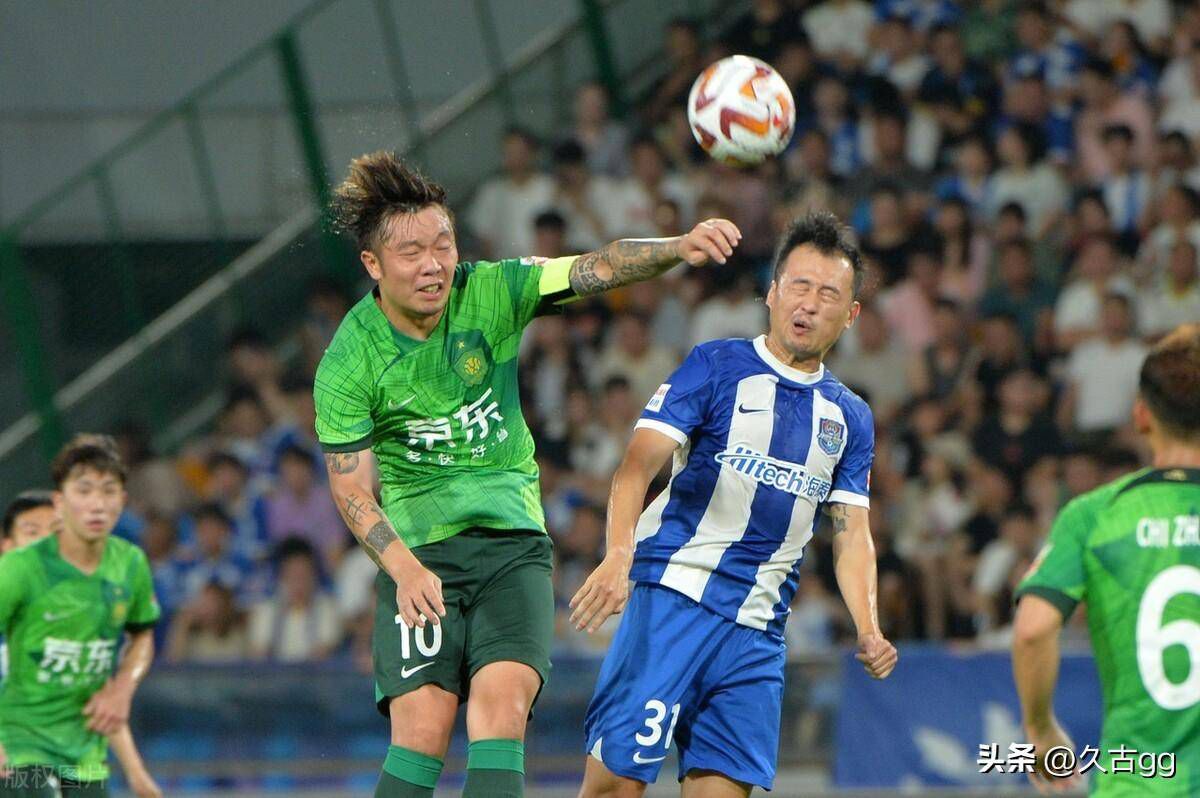 周韬从小得了先本性心脏病，对将来布满着消极立场，并一向思疑这个世界上，真的是不是存在比本身人命还要主要的人，她是不是就在我的身旁？周韬年数轻轻，成天混迹在堂弟周文的服装店，直到一天周韬不测启动了将来穿超出来的机械人D号，周韬用尽所有方式也甩不失落这个“高端产物”，无奈周韬率领着D号起头融进这个世界。逐步，周韬改变了曾想“扑灭世界”的消极立场，和四周的人，都因D号存在，发生了分歧影响……